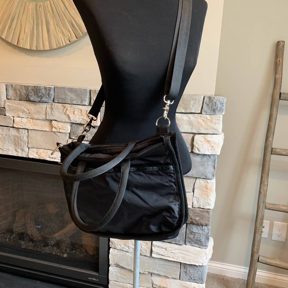 Lesportsac medium sized crossbody zipper bag